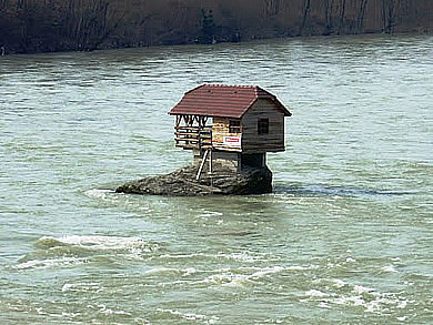 Bajina Bašta - kuca na sred reke Drine 